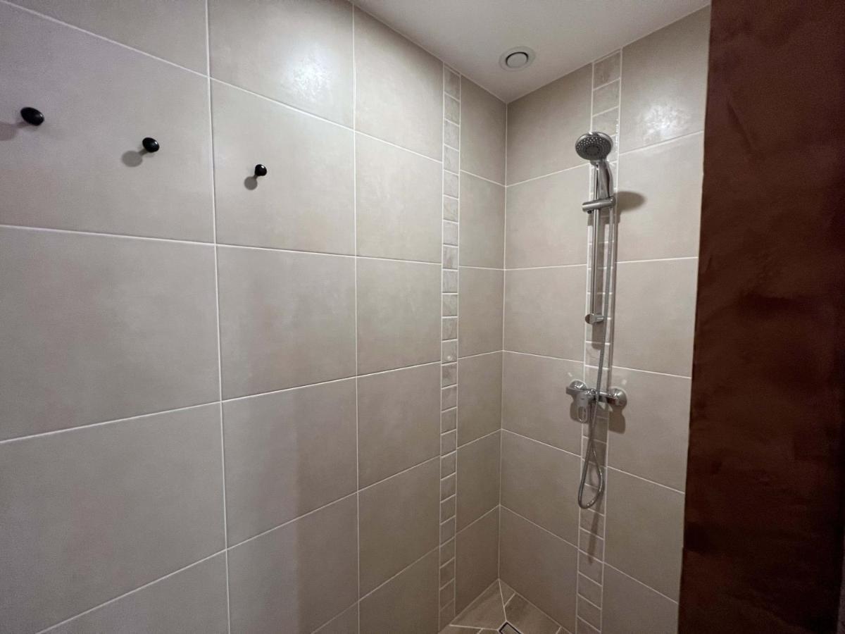 Bel Appartement Au Centre Du Vieux Joigny Bagian luar foto