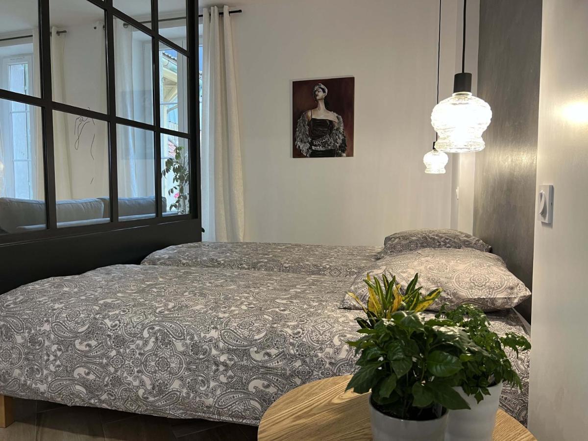 Bel Appartement Au Centre Du Vieux Joigny Bagian luar foto